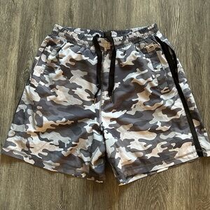 FEATS OF STRENGTH mens gray/black camouflage athletic shorts
Size small